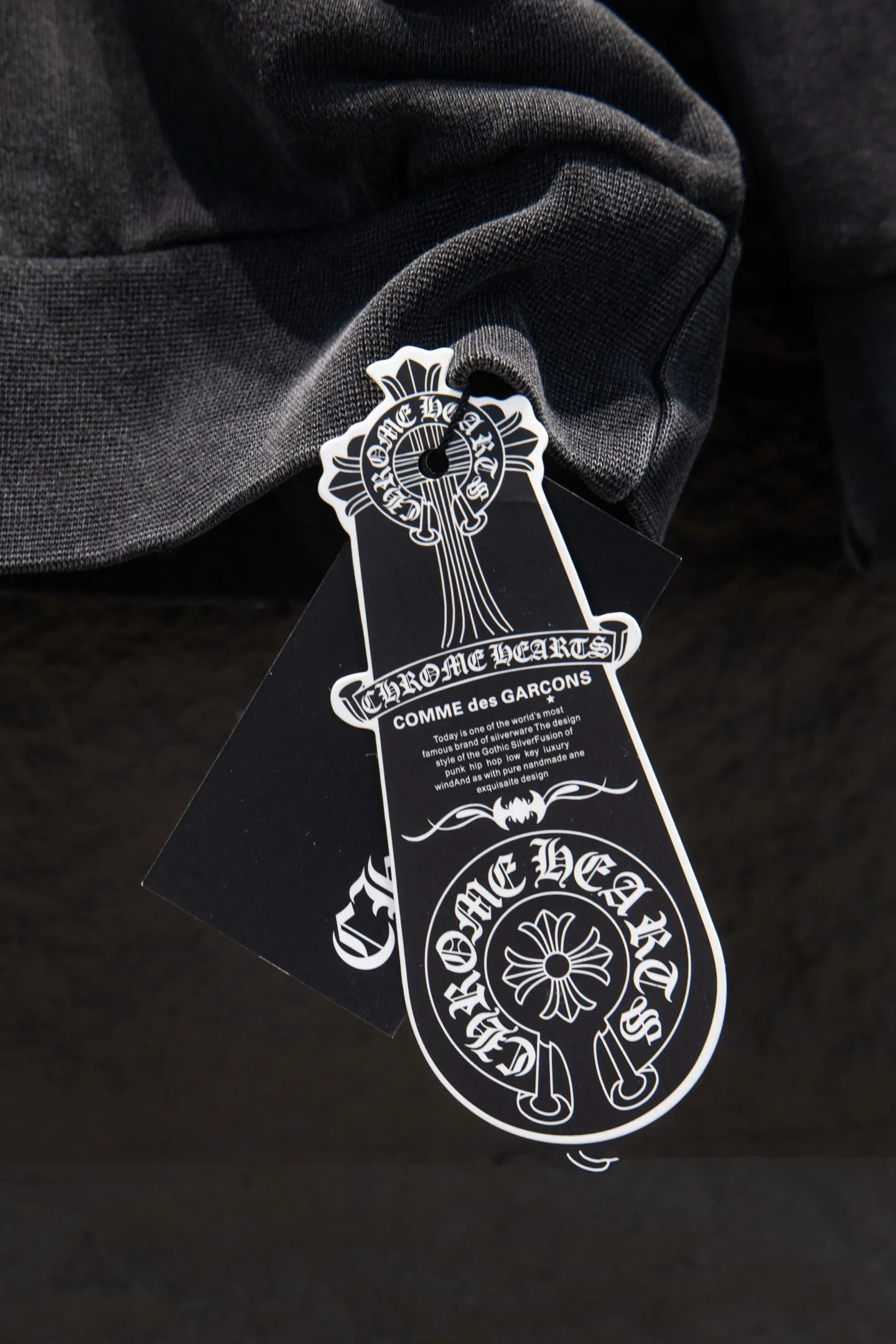 P290 🆕Chrome hearts new hot diamond silicone stir-fried color sweatshirt. The os version is really charming. The Chrome family is really unique. Every new season has the best version. It is very practical and can be worn casually. Nice✔️ - ⚠️100% cotton. Made of custom-dyed terry cotton sweatshirt surface, 420g double-ply double yarn, comfortable to the touch. Made from imported knitting needle carded cotton, the thickness is moderate, drapey and contoured, making the upper body comfortable! ! It is very tolerant to fat body types and can instantly lose five pounds after wearing it!  Specially ordered many Austrian hot diamonds, which have the bling bling effect of natural crystals under the light, with multi-faceted reflective points, and the production cost is extremely high. The laser molding includes a computer engraving machine and a laser machine, which are accurate in units of particles. Finally, it is hot and set at high temperature. After the hot ironing, the firmness needs to be tested repeatedly on the hot stamping. It can show colorful reflections under the light. The body of the garment is treated with reverse-bottomed silicone, hot-drilled and frayed elements, which greatly increases the interest of the garment and creates a unique visual effect.  Hem Loose closing Double-layer fabric Good closing effect Exquisite seaming Color: Washed black Reverse stir-fried gray Size: S-M-L-XL